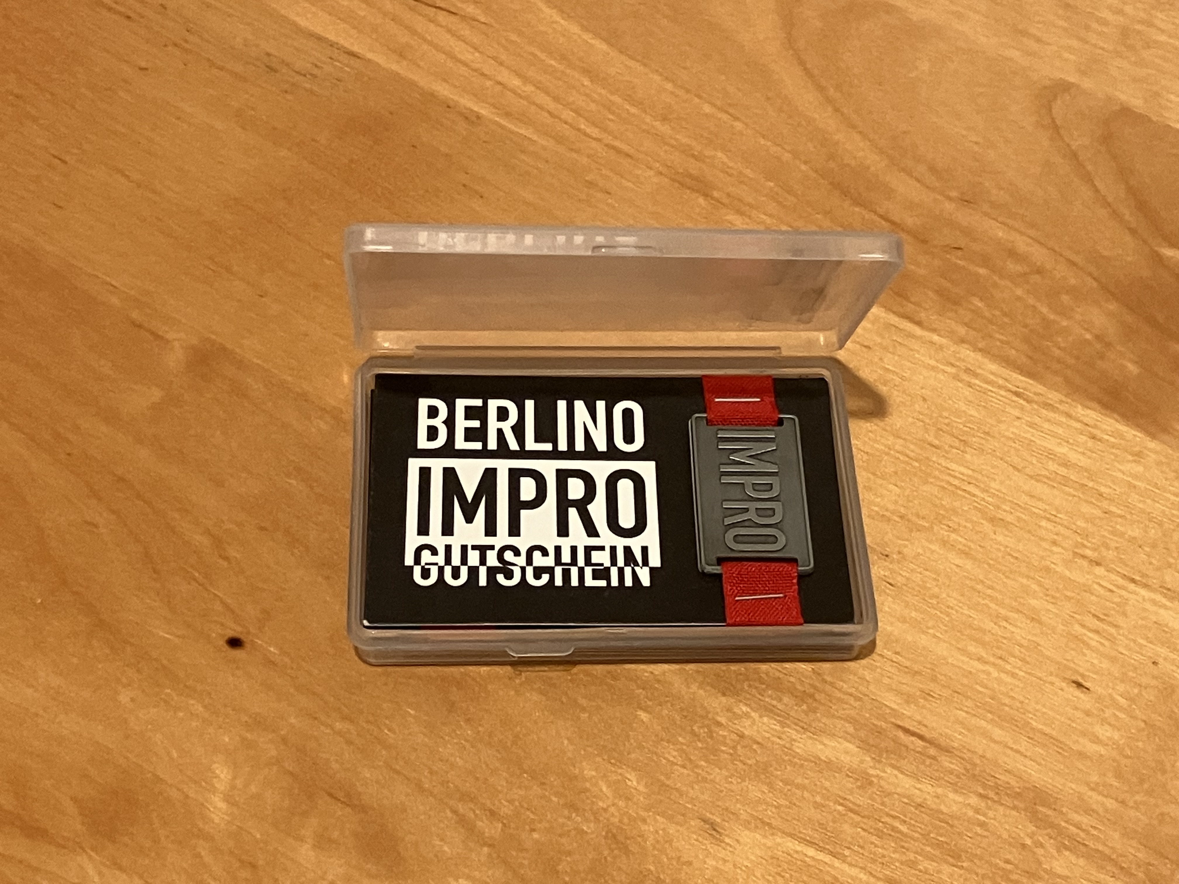 Berlino Impro Gutschein – metal token in its presentation case